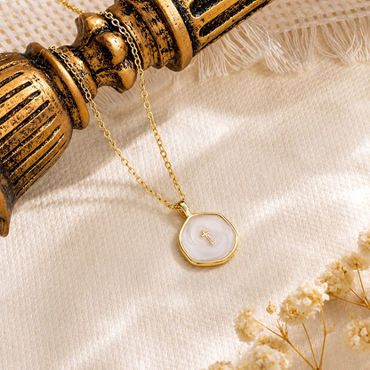 Collar Cruz Nácar · Acabado Dorado Premium